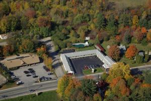 - une vue de tête sur un bâtiment avec un parking dans l'établissement Briarcliff Motel, à North Conway