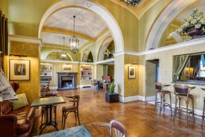a large living room with an ornate ceiling at Albergo Alla Posta in Trieste