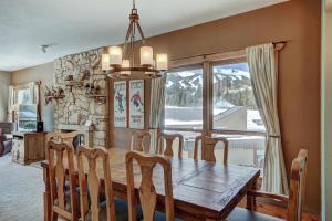 une salle à manger avec une table en bois et une grande fenêtre dans l'établissement Ten Mile Condo - Best in Breck, à Breckenridge