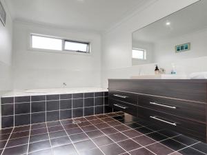 Koupelna v ubytování Sunshine Beach House + 16 fotografií