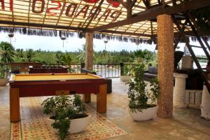 una mesa de billar en medio de un patio en Pousada Paradiso Tropical, en Praia do Frances