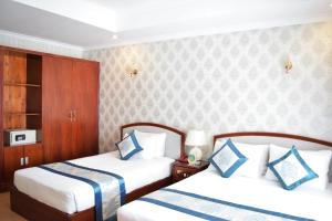 una habitación de hotel con 2 camas en una habitación en Rang Dong Hotel, en Ho Chi Minh