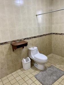 Koupelna v ubytování Herradura VIP Inn + 37 fotografií