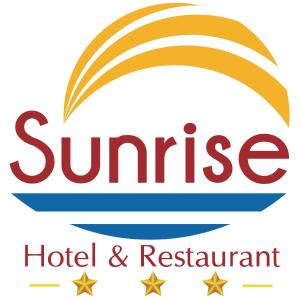 ein Logo für ein Hotel und ein Restaurant mit Regenbogen in der Unterkunft Khách sạn Sunrise Ninh Thuận in Thôn Dư Khánh