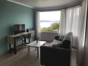 TV a/nebo společenská místnost v ubytování Departamento Reflejos Bahía