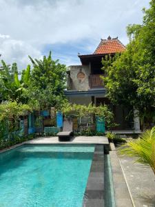 Villa con piscina y casa en I Gusti Nyoman Oka Homestay, en Ubud