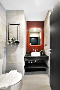 芭達雅中心的住宿－Edge Central Pattaya by J&P，一间带水槽和镜子的浴室