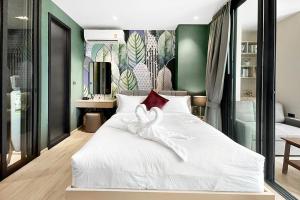 um quarto com uma cama com um coelho em Edge Central Pattaya by J&P em Pattaya Central