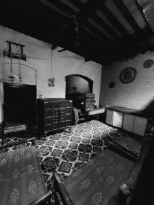 een zwart-witte foto van een kamer met een tegelvloer bij Virasat E Punjab -Farmstay Amritsar in Nūruddīn