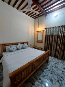 een slaapkamer met een groot bed in een kamer bij Virasat E Punjab -Farmstay Amritsar in Nūruddīn