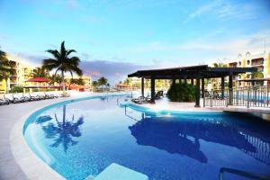 Bazén v ubytování The Royal Haciendas Resort & Spa nebo v jeho okolí
