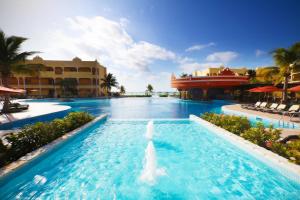 Bazén v ubytování The Royal Haciendas Resort & Spa nebo v jeho okolí