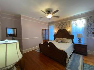 A bed or beds in a room at McKean Manor