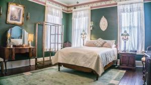 Кровать или кровати в номере McKean Manor