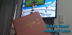 TV a/nebo společenská místnost v ubytování Clara's Guest House at Laiya