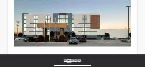 Un edificio con coches aparcados en un estacionamiento. en Clarion Pointe Hopkinsville near The Bruce Convention Center, en Hopkinsville