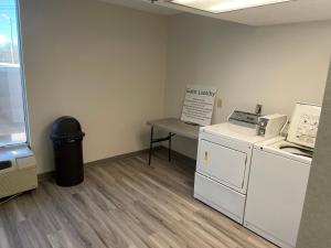 a laundry room with a counter and a trash can at Clarion Pointe Hopkinsville near The Bruce Convention Center in Hopkinsville