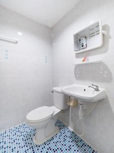 Si Fah at Bangsaen Hotel tesisinde bir banyo