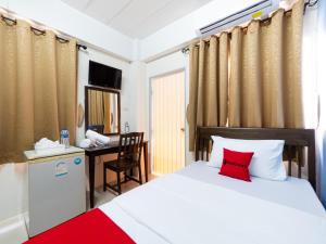 Si Fah at Bangsaen Hotel tesisinde bir odada yatak veya yataklar
