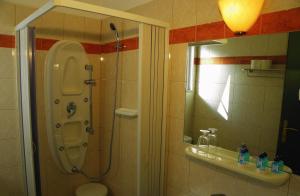 Kylpyhuone majoituspaikassa Hotel Kiani Akti