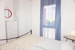una camera con letto e finestra di Relax by the garden - flat for up to 6 guests a Porto Santa Margherita di Caorle