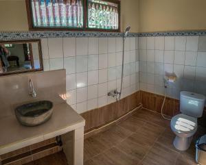 Koupelna v ubytování Kajeng Bungalow + 37 fotografií