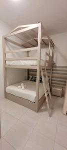 Divstāvu gulta vai divstāvu gultas numurā naktsmītnē MAYA SeaView Families Suite Apartment + Sky Pool