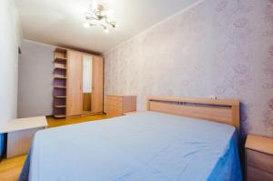 チタにあるDekabrist apartment at Babushkina 32bのベッドルーム1室(大型ベッド1台付)