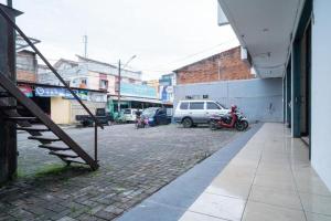 Kebandjahe的住宿－RedDoorz near Stasiun Tangerang，相簿中的一張相片