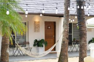 una hamaca frente a una casa con palmeras en Bali Slow Homestay, en Dongshan