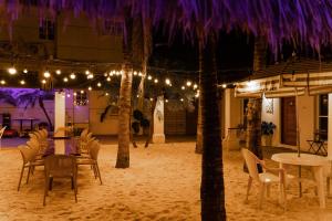 Un patio con mesa, sillas y luces. en Bali Slow Homestay, en Dongshan 26 fotos más