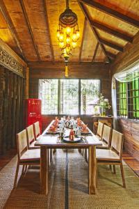 A restaurant or other place to eat at Fig Tree Hills Resort (花果山度假村)