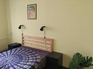 um quarto com uma cama e dois candeeiros e uma planta em Napraforgó apartman Tokaj em Tokaj
