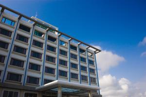 Yentai Hotel في ماغونغ: مبنى ذو سماء زرقاء في الخلفية