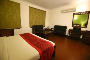Postel nebo postele na pokoji v ubytování Hotel Ambica Palace AIIMS New Delhi - Couple Friendly Local ID Accepted