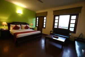 Postel nebo postele na pokoji v ubytování Hotel Ambica Palace AIIMS New Delhi - Couple Friendly Local ID Accepted