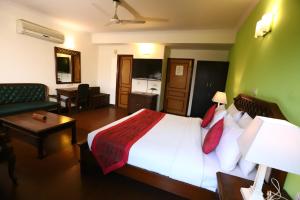 une chambre d'hôtel avec un lit et un canapé dans l'établissement Hotel Ambica Palace AIIMS New Delhi - Couple Friendly Local ID Accepted, à New Delhi