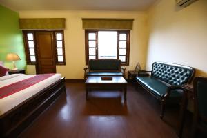 Postel nebo postele na pokoji v ubytování Hotel Ambica Palace AIIMS New Delhi - Couple Friendly Local ID Accepted