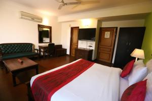 Postel nebo postele na pokoji v ubytování Hotel Ambica Palace AIIMS New Delhi - Couple Friendly Local ID Accepted