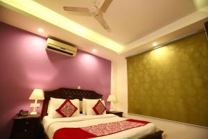 Postel nebo postele na pokoji v ubytování Hotel Ambica Palace AIIMS New Delhi - Couple Friendly Local ID Accepted