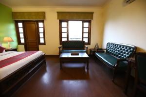 Postel nebo postele na pokoji v ubytování Hotel Ambica Palace AIIMS New Delhi - Couple Friendly Local ID Accepted