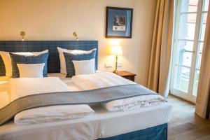 Un pat sau paturi într-o cameră la Hotel Schloss Leitheim