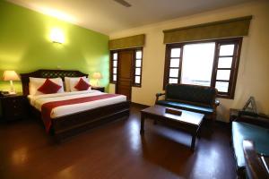 Postel nebo postele na pokoji v ubytování Hotel Ambica Palace AIIMS New Delhi - Couple Friendly Local ID Accepted