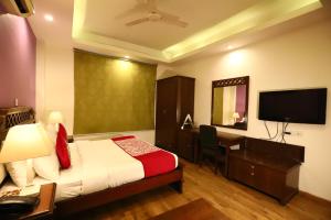 TV a/nebo společenská místnost v ubytování Hotel Ambica Palace AIIMS New Delhi - Couple Friendly Local ID Accepted