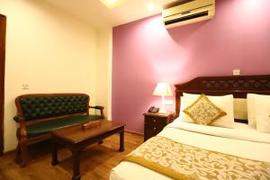 Postel nebo postele na pokoji v ubytování Hotel Ambica Palace AIIMS New Delhi - Couple Friendly Local ID Accepted