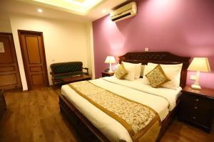 Postel nebo postele na pokoji v ubytování Hotel Ambica Palace AIIMS New Delhi - Couple Friendly Local ID Accepted