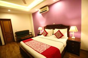 Postel nebo postele na pokoji v ubytování Hotel Ambica Palace AIIMS New Delhi - Couple Friendly Local ID Accepted