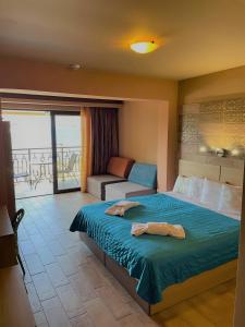 una camera d'albergo con un letto e un balcone di Mirabelle Hotel ad Argásion