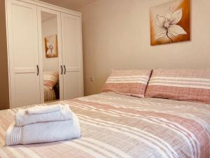 een slaapkamer met een bed met twee handdoeken erop bij Casa El Campanario in Yunquera