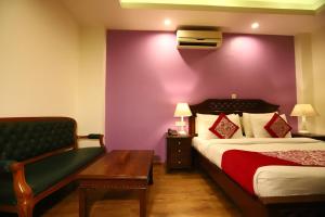 Postel nebo postele na pokoji v ubytování Hotel Ambica Palace AIIMS New Delhi - Couple Friendly Local ID Accepted